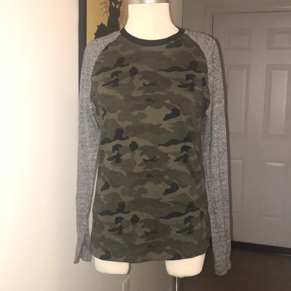 Old Navy Camo and Gray Basball Tee Size S ๐ - Picture 2 of 6